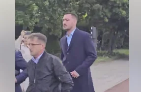 Kadri Wessels son anländer till domstol där James Ruby förväntas vittna
