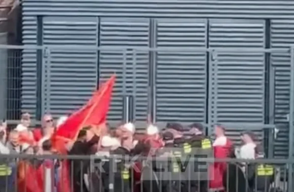 Протестующие подошли к суду, вмешалась полиция