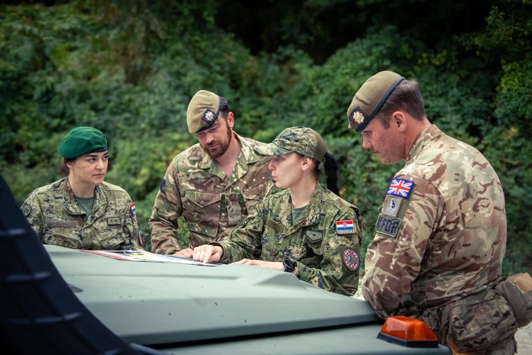 Des soldats croates de la KFOR patrouillent Decan