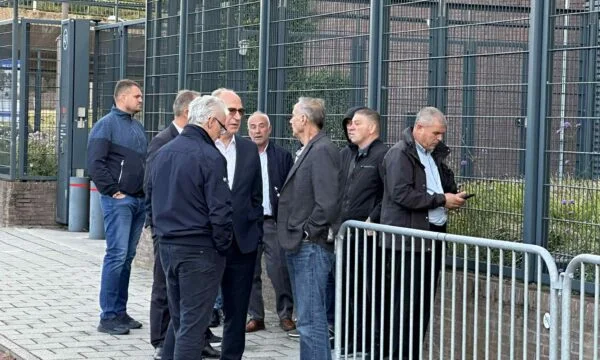 Les frères Nat Hasani et Thaci à La Haye aujourd'hui pour le témoignage de James Rubin
