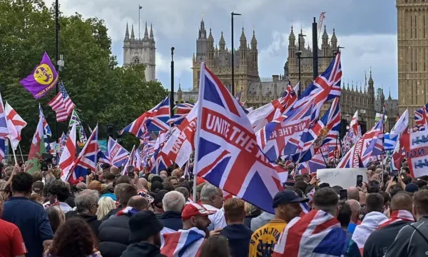 London: Több tízezer tiltakozó migráció