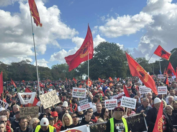 Les Albanais avec des slogans anglais appellent à la justice à La Haye