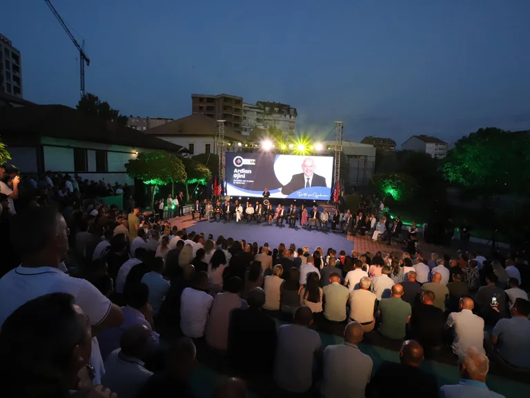 Ardian Gjini partage les moments d'ouverture de la campagne : les mains de Gjakova 174)