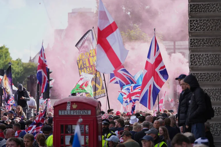 Tiotals poliser skadades i protest för “Kingdom Union” i London
