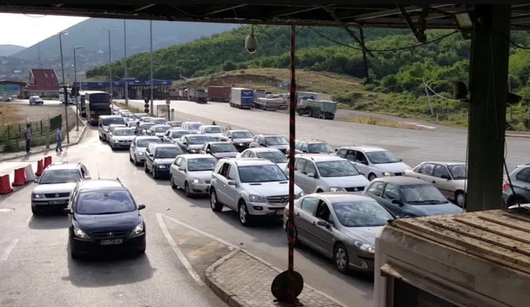 Environ 20 000 citoyens kosovars ont envahi la côte samedi seul