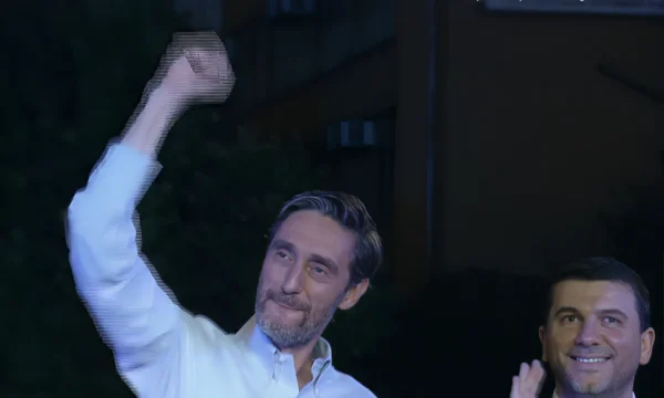 “Время для Приштины”, кандидат PDK Уран Исмаили открывает кампанию в “Square Skenderbeu”