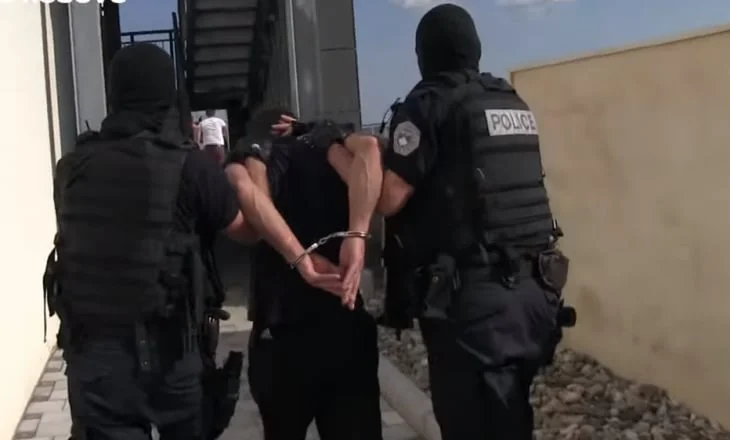 De grandes quantités de drogue, d'armes froides et d'argent, arrêté une personne à Gjakova