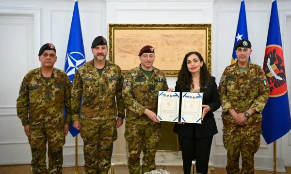 Osman a décerné à Bardon la Médaille militaire présidentielle : un symbole de la gratitude de notre peuple