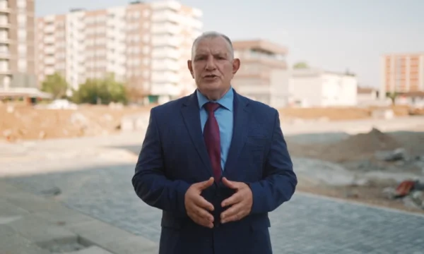 Shukri Buya: Parking funkyonal avec entrée de Square et 21 dômes en verre aux martyrs