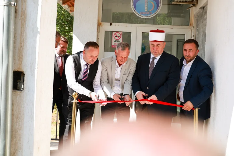 Le magasin de charité ouvre à Fushe-Kosovo, Osmani: Quand nous nous unissons pour le bien, la société se renforce