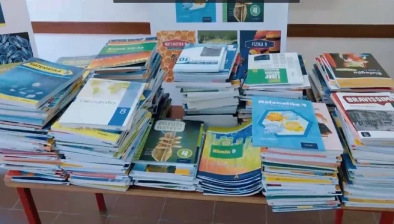 Plus de 4 500 demandes d ' achat de manuels ont été rejetées.