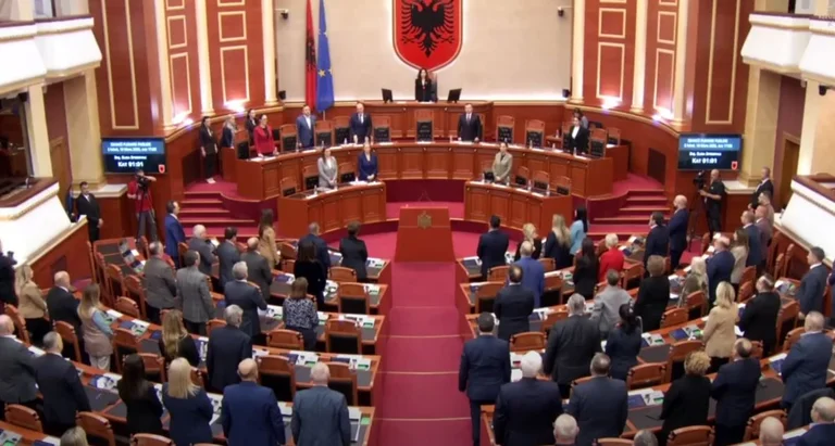 Première session de la nouvelle Assemblée albanaise, ambassadeurs et représentants de la religion présents