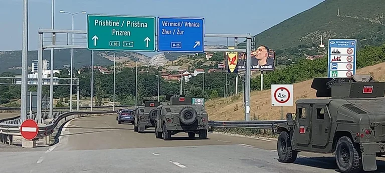 アルバニアの新しい軍隊はコソボ、アルバニアの大臣に向かいます写真を公開します