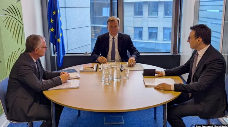 La réunion trilatérale se termine à Bruxelles