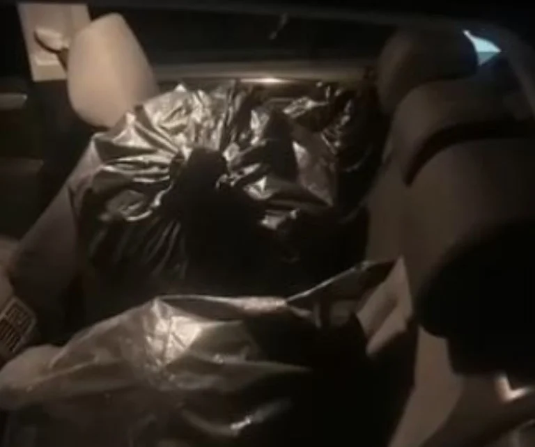 La police saisit cinq sacs de drogue à Mirday, cherchant trois personnes