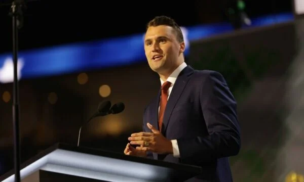 Le suspect dans le meurtre de Charlie Kirk toujours en fuite, deux hommes arrêtés ont été libérés