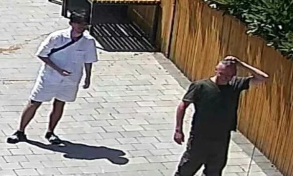 La police fouille ces personnes, soupçonnées d'abus de biens étrangers