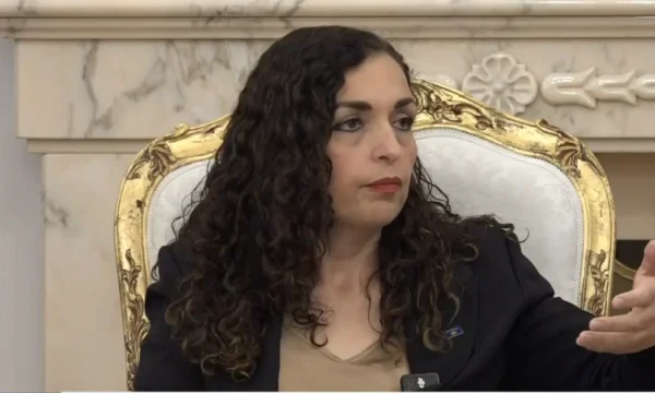 Il y a quelques mois, Osmani s'est vanté de l'éducation des filles à l'école publique : On voulait les élever comme tout le monde.