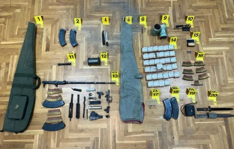 La police soupçonne des armes et de grandes quantités de munitions à Zvecan, un arrêté