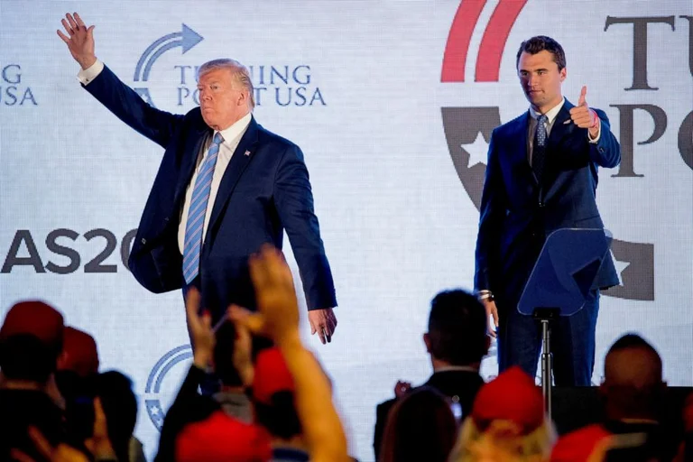 Trump meurt après avoir été tué.