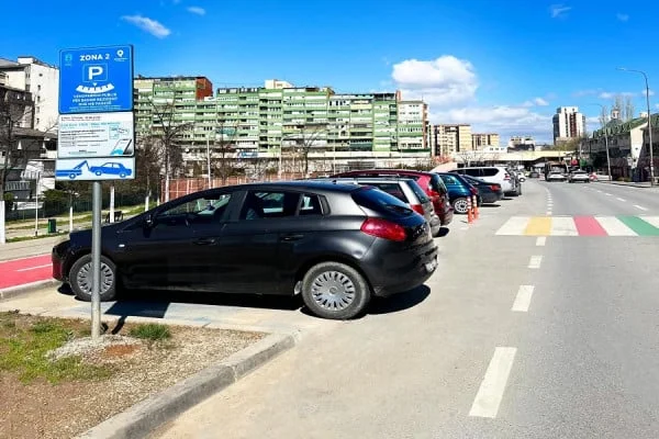 Pristina Parking reprend son travail avec de nouvelles règles de paiement et amendes, avocats et citoyens concernés