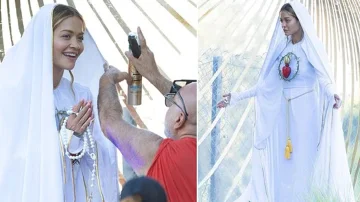 Rita Ora dyker upp i någon kontroversiell post som hon förvandlas till Jungfru Maria för en bilduppsättning