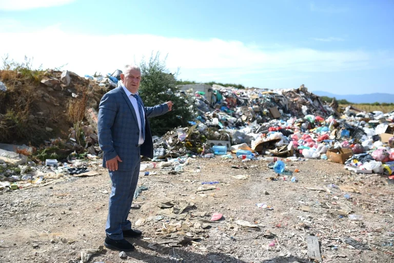 Shukri Buja promet l'enlèvement de l'entrepôt à Gacka et la construction du parc commémoratif
