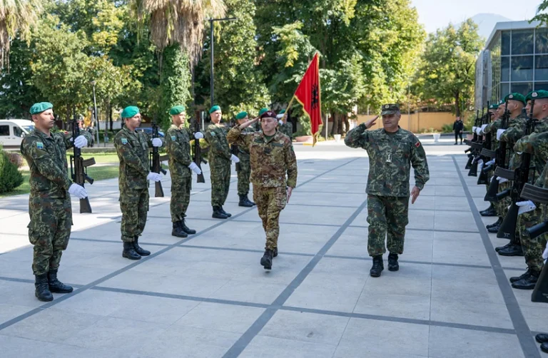 Le commandant de la KFOR à Tirana s'entretient avec le Ministre de la sécurité du Kosovo, Dialogue