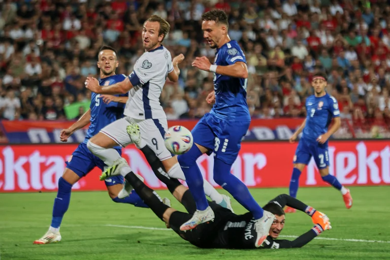 Serbiska fans med ett samtal från “Kosovo ) Serbien” i matchen mot England (VIDEO)