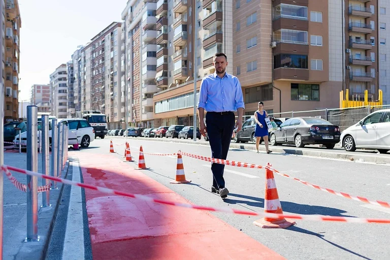 Aryan Tahiri inspecte les travaux sur “Ali Zeneli”