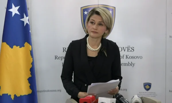 Kusari-Lila ankohet pse opozita thirri seancë të jashtëzakonshme për ngritjen e çmimeve të rrymës: Kuvendi s’filloi mbarë