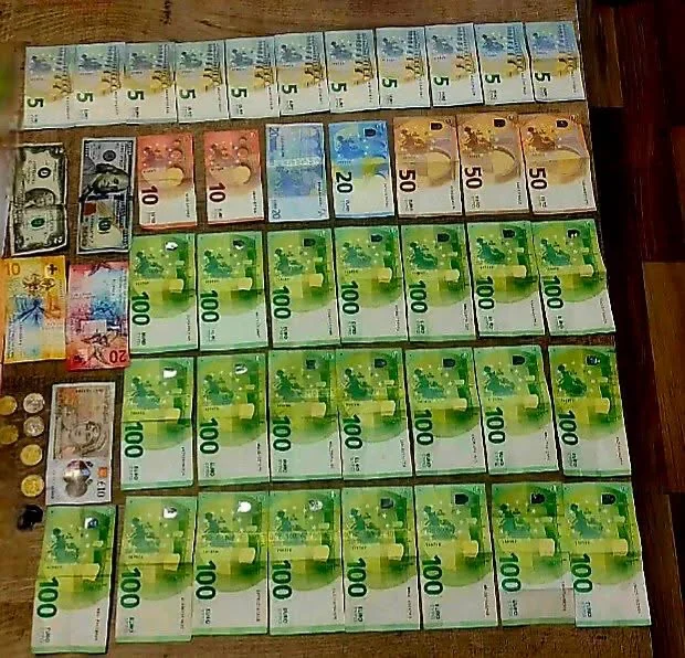 God status: Medborgare i Cline händer över till polisplånboken han hittade med nästan två tusen och 500 euro, francs, dollar och pounds