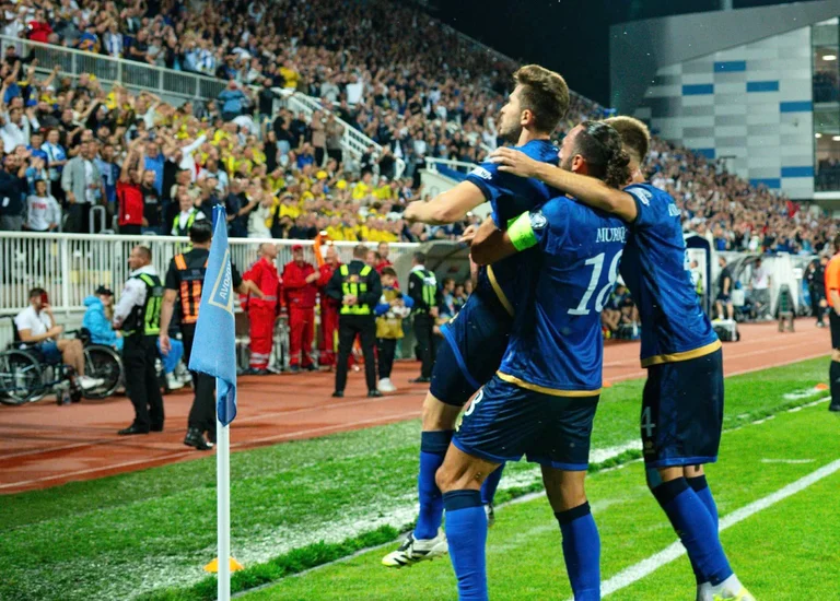 Kosovo seger, Abdixhiku: Hjärtat - spelar lag