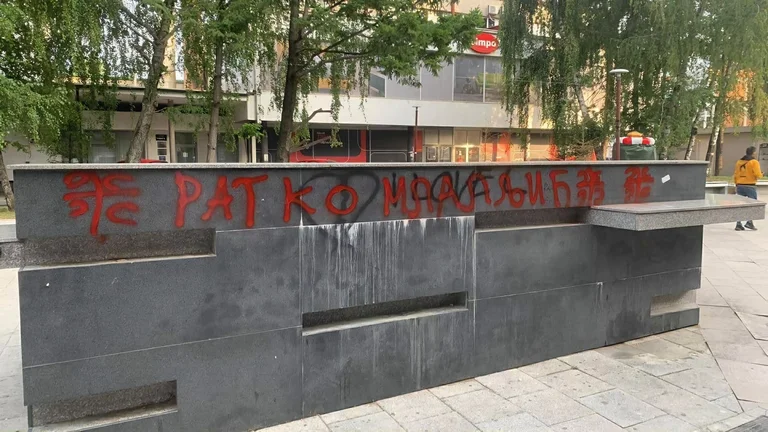 Re-showed i Bujanoc röntgen med namnet på krigsförbrytare Ratko Mladic