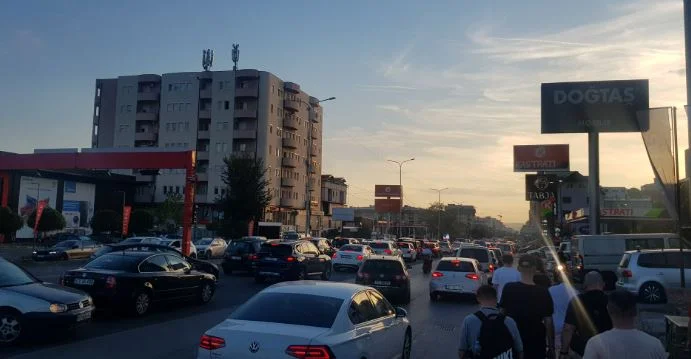 Händelsen i Vragooli, blockerade Kosovo Fushe av en bilkolumn
