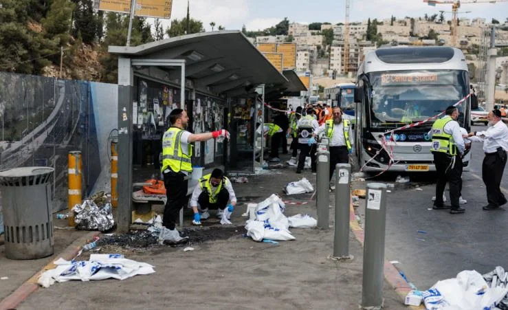 Hatan meghaltak egy jeruzsálemi buszon.