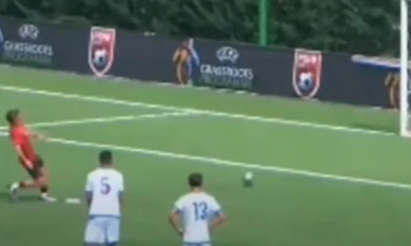 Le footballeur albanais refuse de chasser la peine, donne le ballon au gardien du Kosovo