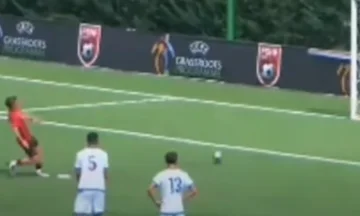Albaniens Fußballer weigert sich, die Strafe zu jagen, gibt dem Kosovo Torhüter Ball