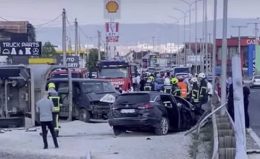 Police pour l'accident grave: Le camion aurait touché quatre voitures trois blessées, dont deux lourdes