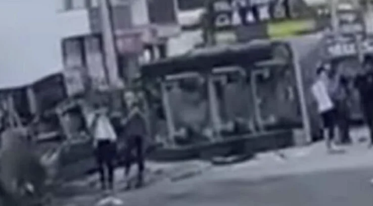 Tung olycka i Slatina, inklusive en lastbil och flera bilar (VIDEO)