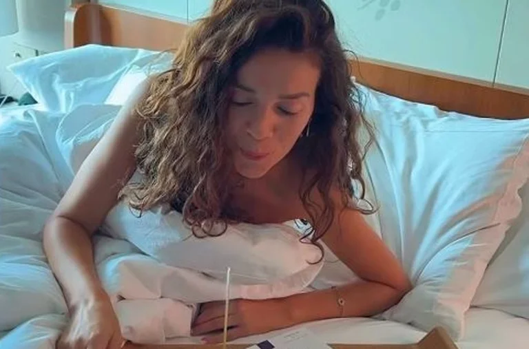 Errolle enregistre Diole sans vêtements, le surprend avec du gâteau sur le lit