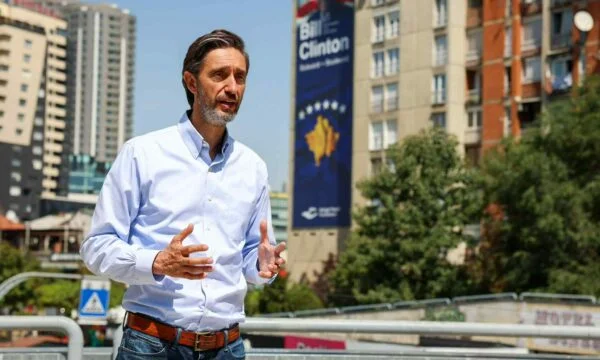 “Pour Pristina pure 24/7” ) Pont Ismaili avec des plans de déchets: 60 nouveaux camions et 2 100 conteneurs supplémentaires