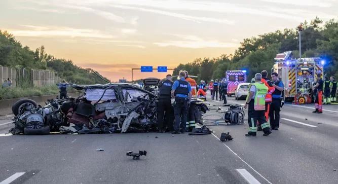 En dödsolycka har registrerats på A3 Highway, i Frankfurt, Tyskland. Nio fordon har kraschat i varandra, och åtminstone en av dem exploderade i lågor.