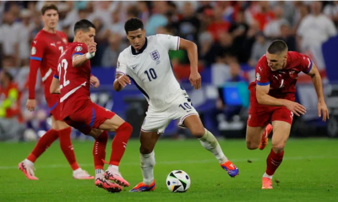 L'Angleterre prend des mesures, prend des intendants au stade pour une confrontation tendue avec la Serbie