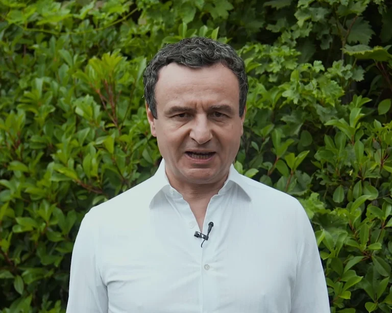 L'opposition de Kurti “Baltosja” à la Constitution