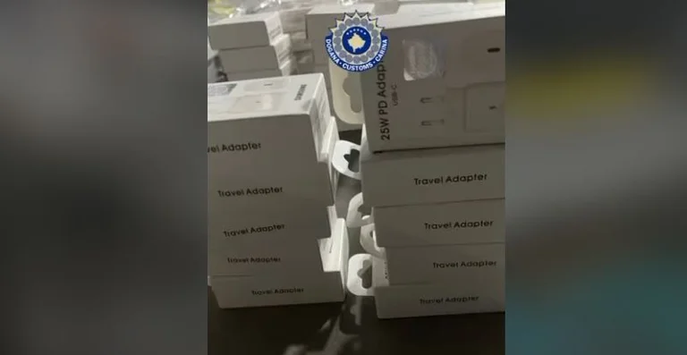 A vámosok telefontöltőkkel csempésznek.