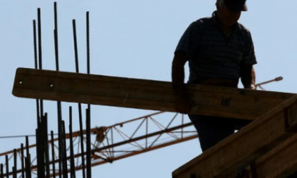 Punëtori bie nga lartësia e ndërtesës në Prishtinë, pëson lëndime