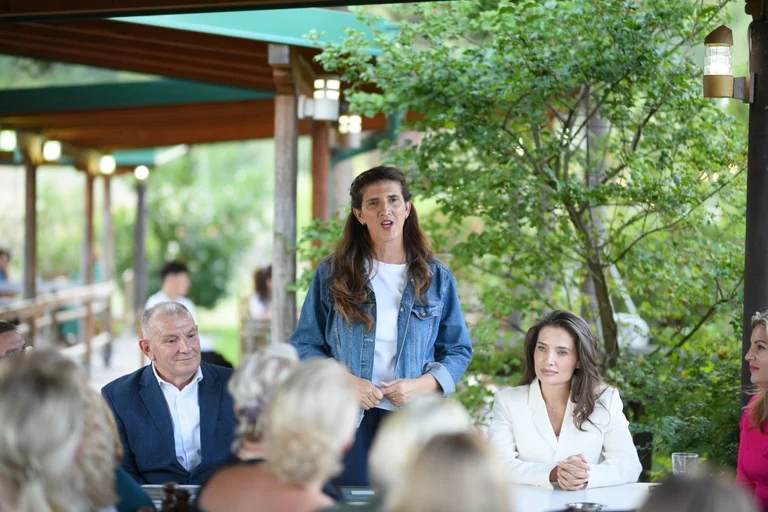 Shukri Buya avec les députés Mousliu et Shoshi appartiennent aux femmes de Shala: Nous avons des mesures sur le programme pour leur autonomisation socio-économique.
