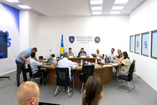 Le rassemblement de la CEC commence par un débat sur la liste serbe