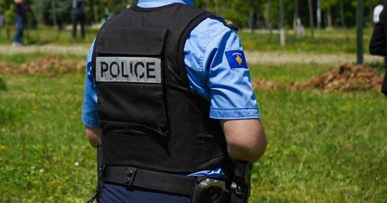 Stătea în curtea lui, un glonţ a luat piciorul unui om de la câteva lovituri.